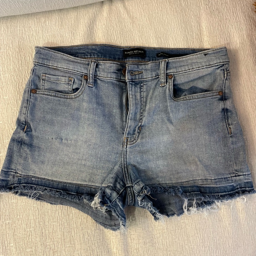 Banana Republic Mid Rise 3” Denim shorts